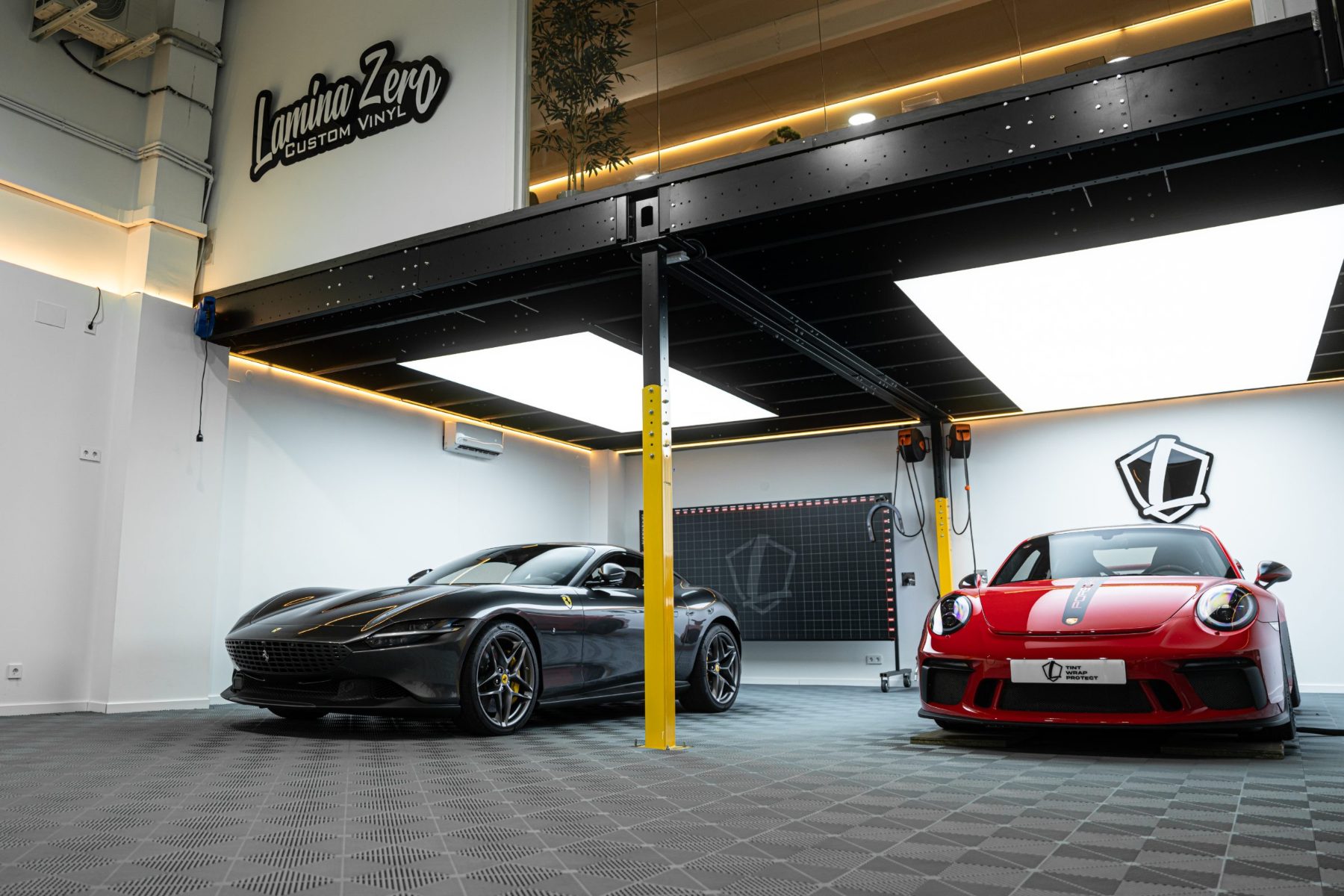 Ferrari Roma y Porsche 911 GT3 en el Studio Lamina Zero de Girona