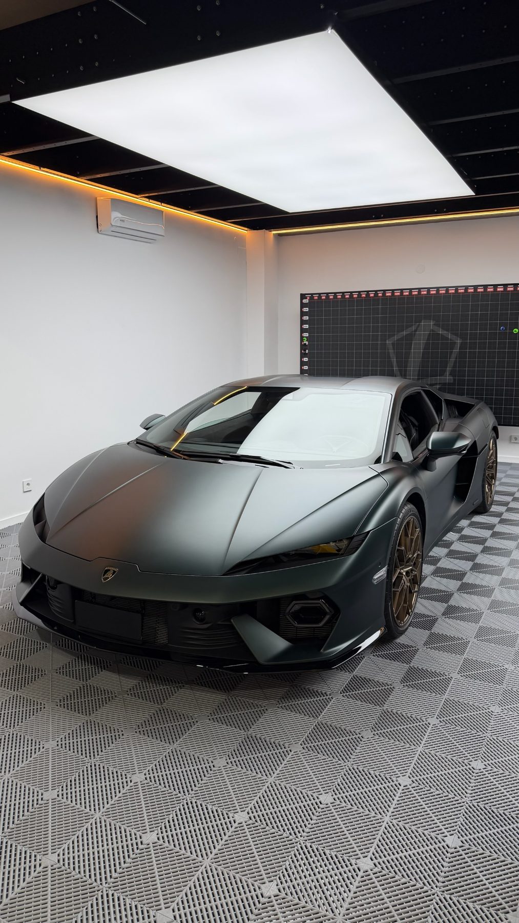 Lamborghini Temerario verde mate con PPF en el Studio Lamina Zero
