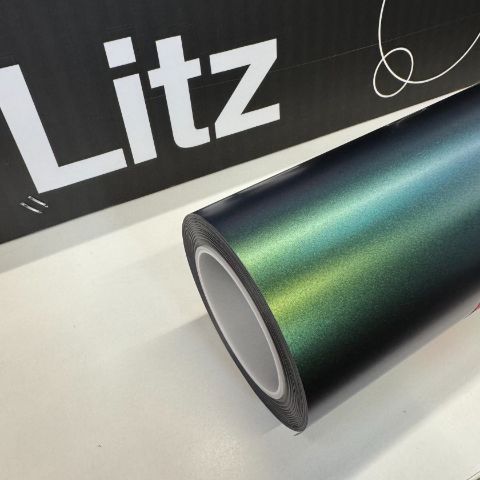 Matte Jade Charm Gold — muestra real de LITZ