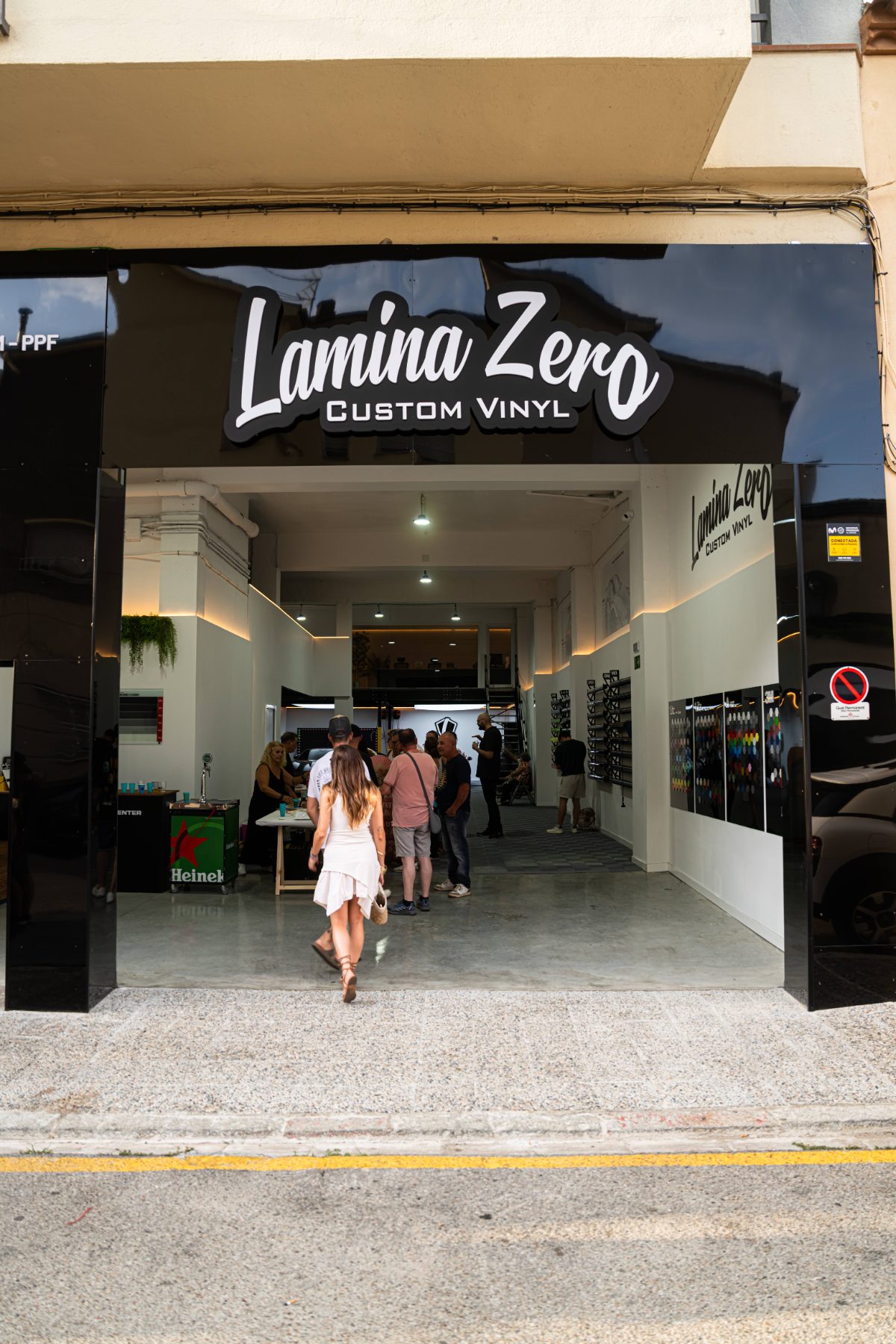 Fachada del nuevo Studio Lamina Zero en C/ d'Albacete 6 el día de la inauguración