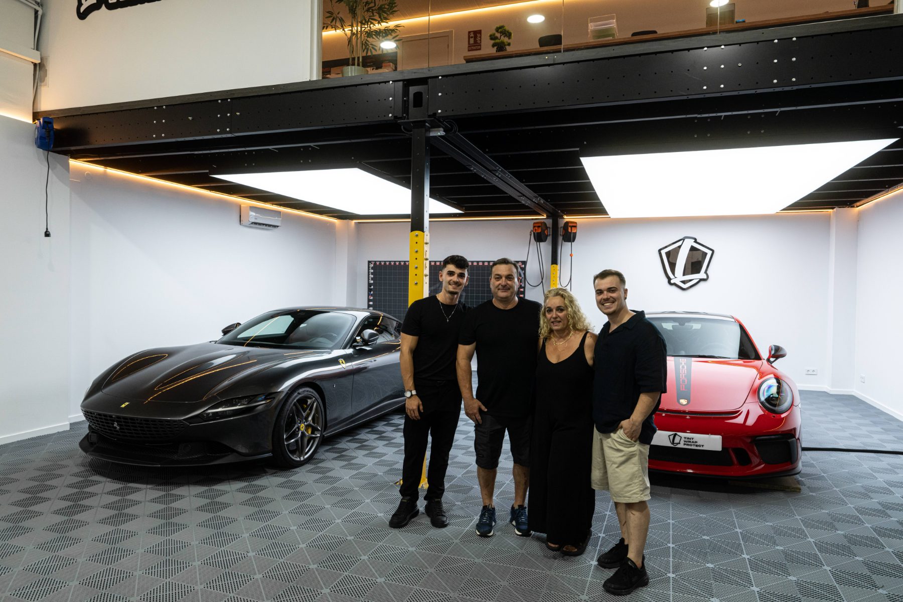 La familia Lamina Zero en el Studio de Girona con un Ferrari Roma y un Porsche 911 GT3